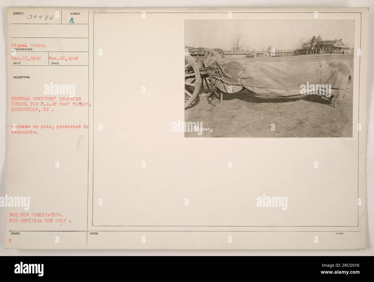 Soldaten der Central Officers Training School für die Field Artillery bereiten das Gurtzeug an einem Stab vor, während sie im Camp Taylor in Louisville, Kentucky, von einer Plane geschützt werden. Dieses Foto wurde am 21. Dezember 1918 von einem Fotografen des Signalkorps aufgenommen. Das Bild ist nicht für die Veröffentlichung vorgesehen und nur für den offiziellen Gebrauch gekennzeichnet. Stockfoto