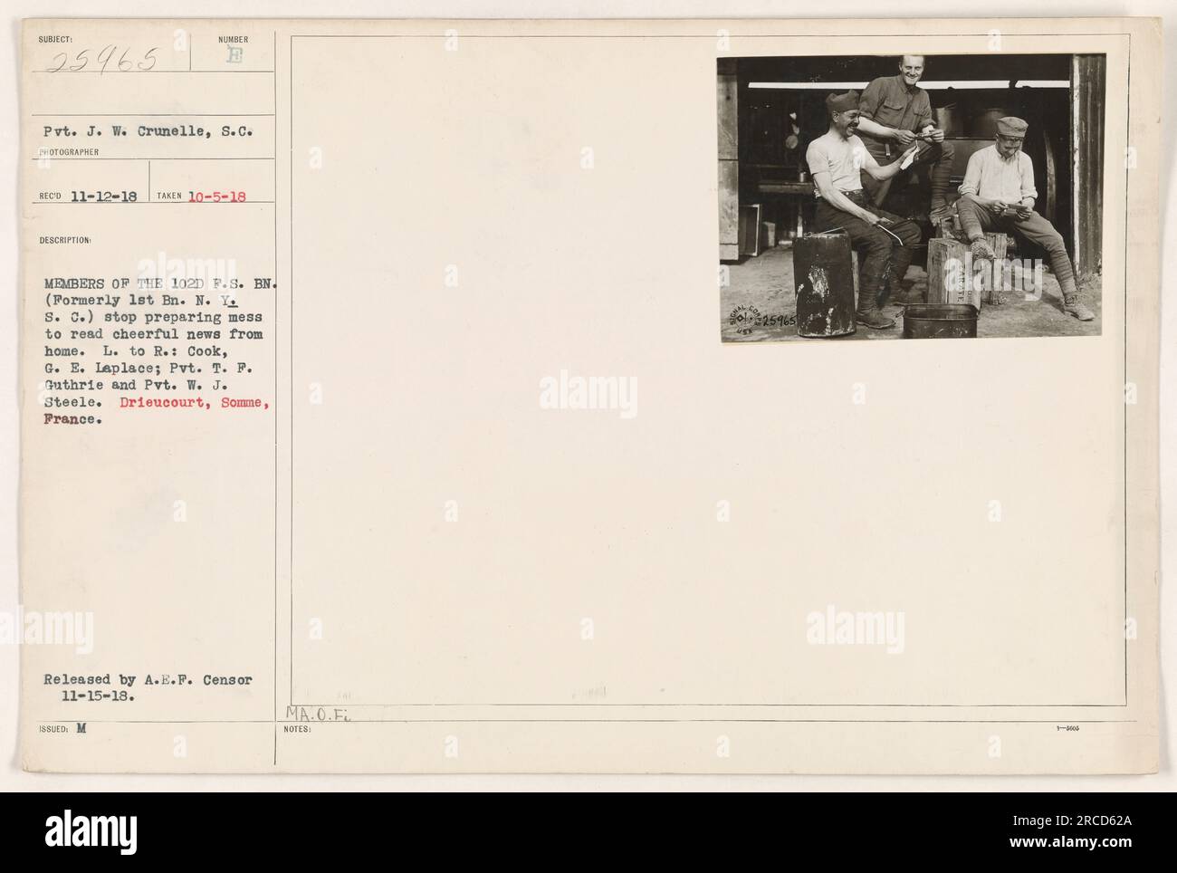 Mitglieder der 102D P.S. (Vormals 1. Mrd. NY. S.C.) Hören Sie auf, mesa darauf vorzubereiten, fröhliche Nachrichten von zu Hause zu lesen. Von links nach rechts: Cook, G. E. Laplace; Pvt. T. F. Guthrie und Pvt. W. J. Steele. Aufgenommen in Drieucourt, Somme, Frankreich, am 5. Oktober 1918. Stockfoto