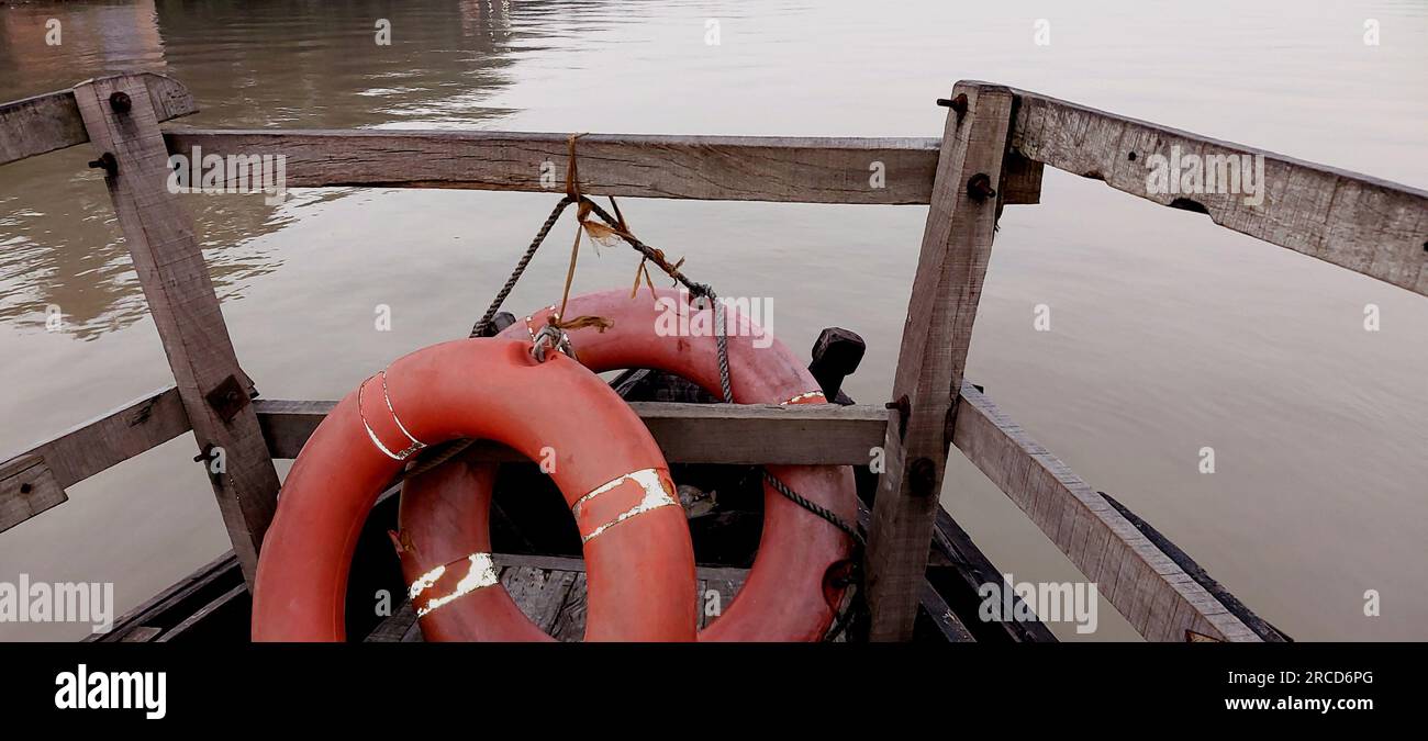 Die Lebenserhaltungsausrüstung befindet sich vor dem Boot Stockfoto