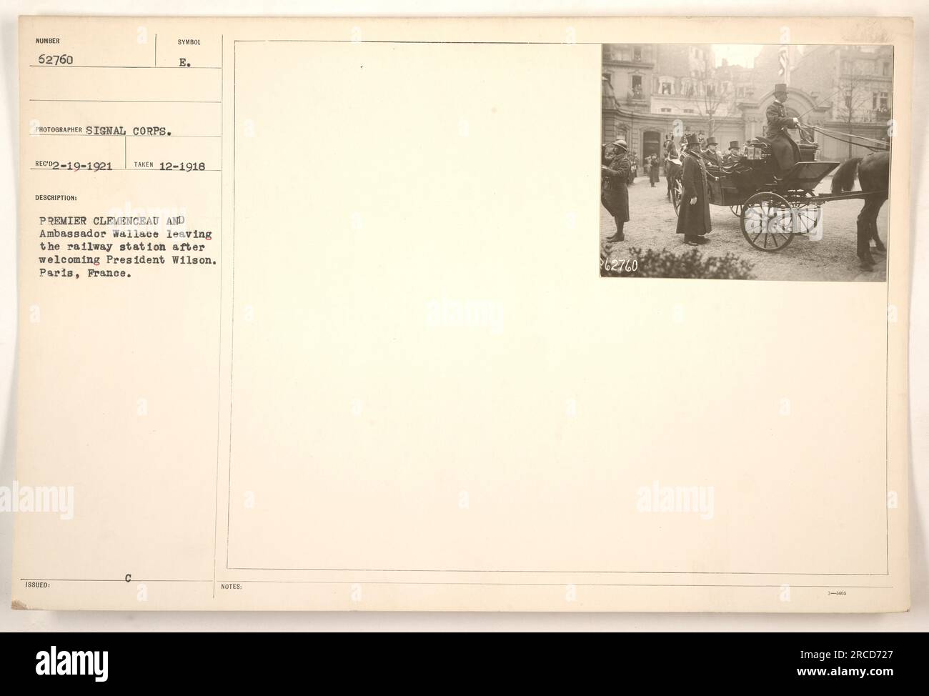 Premierminister Clemenceau und Botschafter Wallace begrüßen Präsident Wilson in Paris, Frankreich, nach seiner Ankunft am Bahnhof. Dieses Foto wurde im Dezember 1918 aufgenommen und zeigt den historischen Moment. Angesichts der Beschreibung des Fotos wurde es mit Notizen mit der Nummer 62760 herausgegeben und stammt aus der Sammlung „Fotografien amerikanischer Militäraktivitäten während des Ersten Weltkriegs“. Stockfoto