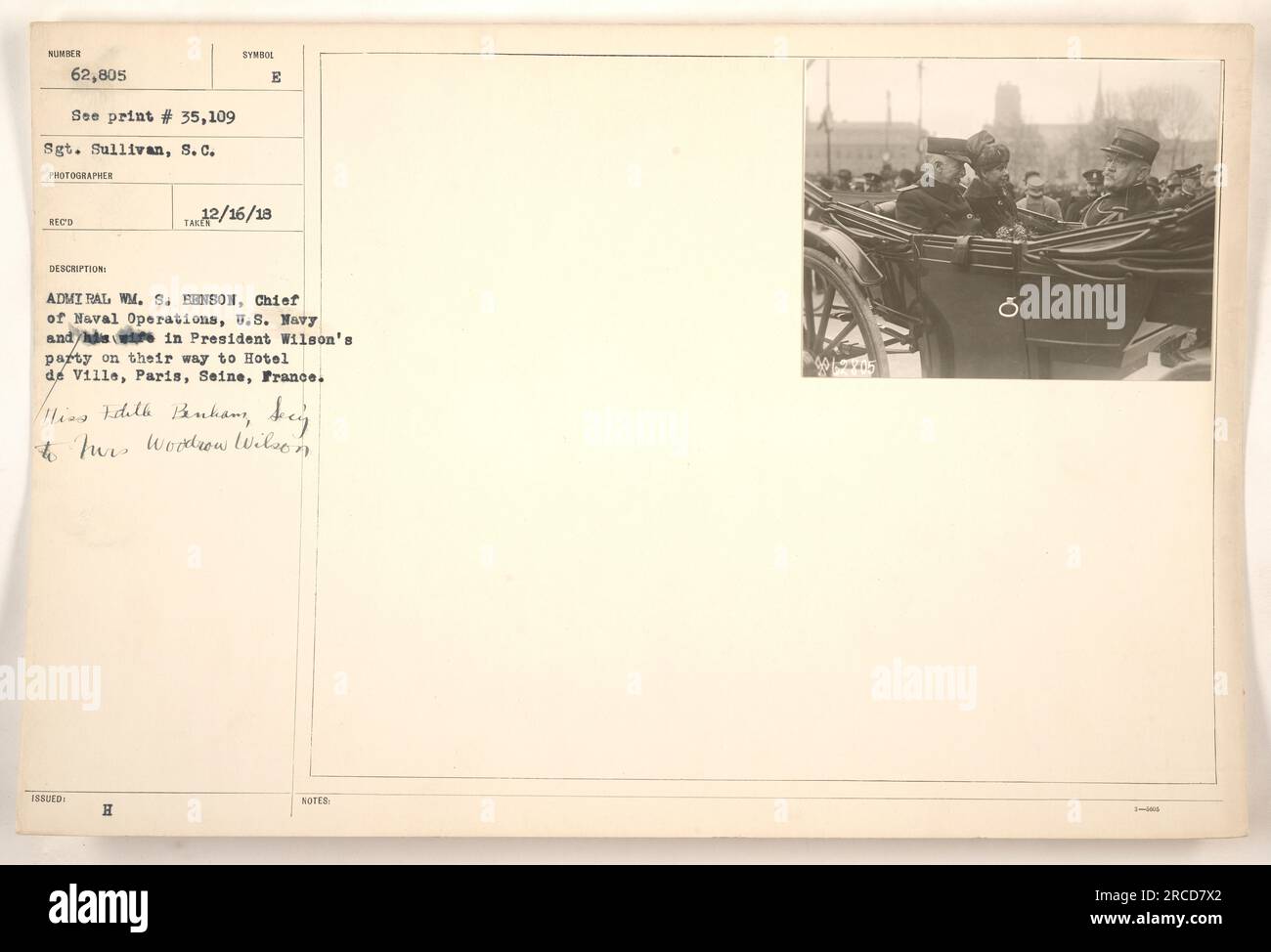 Admiral Wm. S. Benson, Chef der Marineeinsätze, USA Navy, wird mit Miss Edith Benham, Sekretärin von Mrs. Woodrow Wilson, auf diesem Foto in Paris, Frankreich, gesehen. Sie gehören zur Delegation von Präsident Wilson und sind auf dem Weg zum Hotel de Ville. Fotograf: Sergeant Sullivan. Drucke #35.109 aus der Sammlung aus. Datum: 16. Dezember 1918. Stockfoto