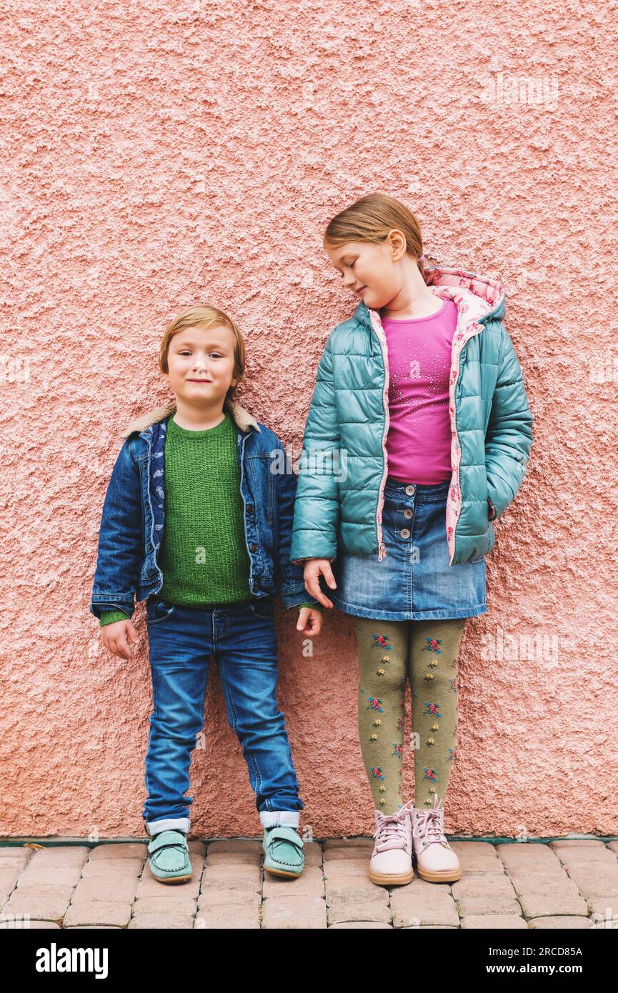 Modeporträt von niedlichen Kindern in warmen Jacken und Schuhen Stockfoto