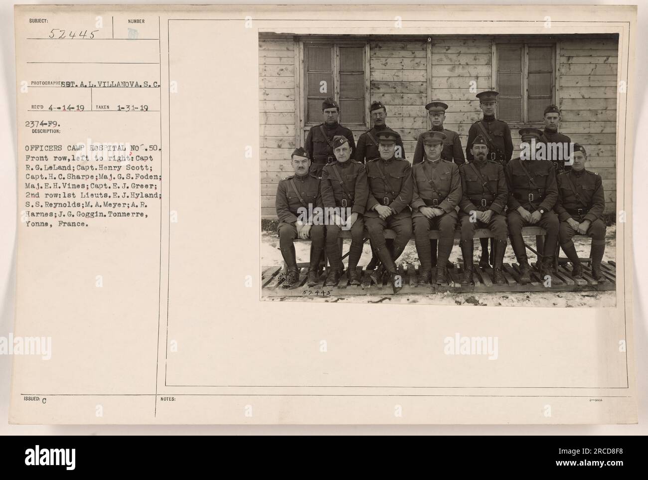 Bild der Offiziere des Lagerkrankenhauses Nr. 50 in Tonnerre, Yonne, Frankreich. In der ersten Reihe von links nach rechts: Kapitän R. G. Leland, Kapitän Henry Scott, Kapitän H. C. Sharpe, Major G. S. Foden, Major E.H. Vines, Kapitän E. J. Greer. In der zweiten Reihe: 1. Lieuts. E.J. HYLAND, S. S. S. Reynolds, M. A. Meyer, A. R. Harnes, J. G. Goggin. Foto aufgenommen am 31. Januar 1919. Stockfoto