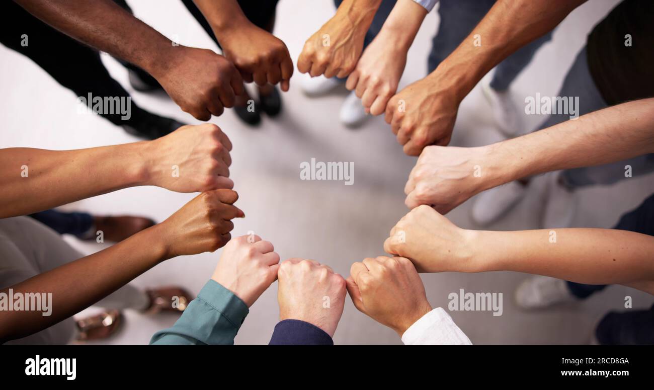 Team Hände Im Kreis. Rassengleichheit Stockfoto