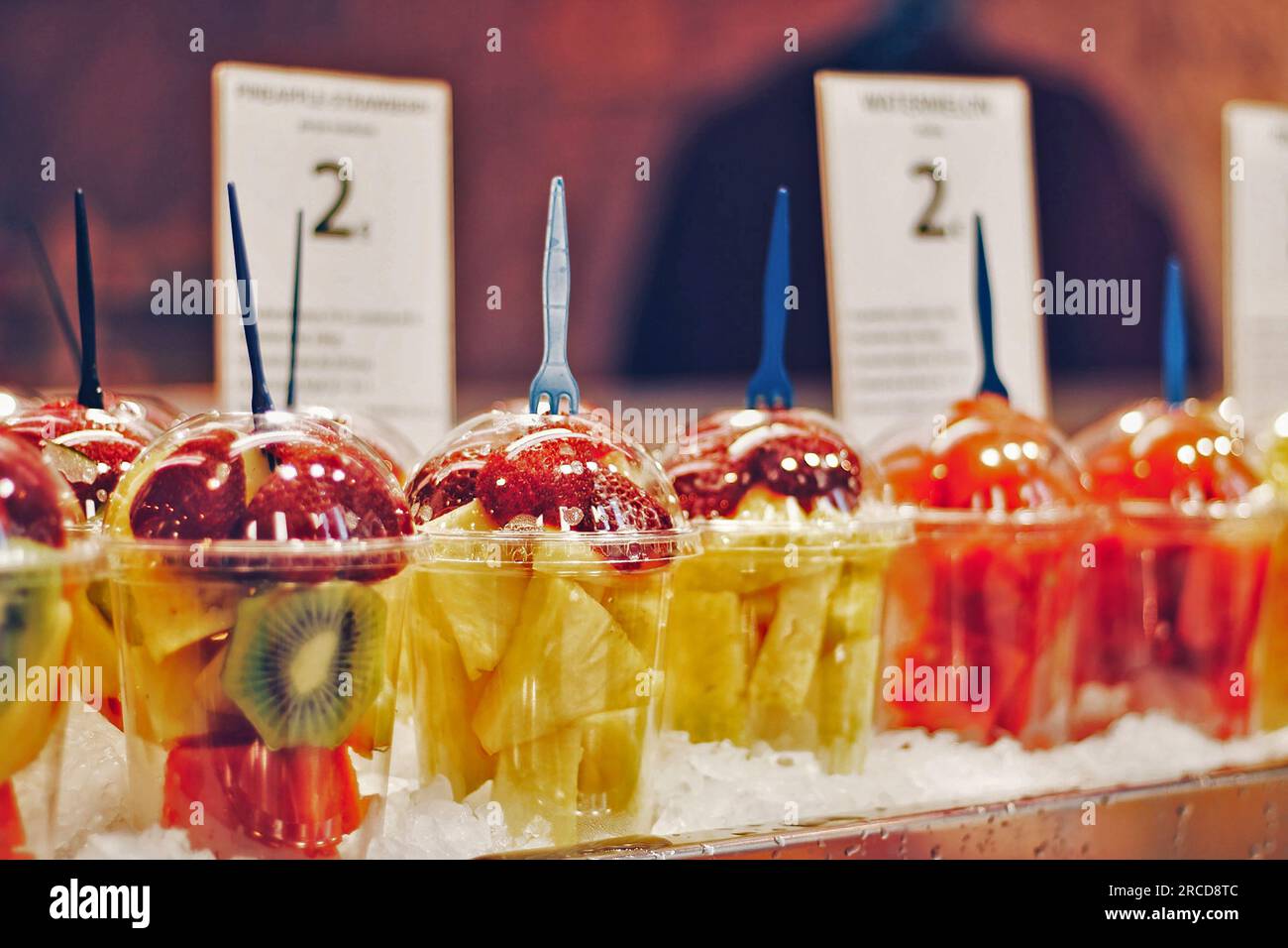 Foto von Gläsern mit Obst im Inneren. Stockfoto