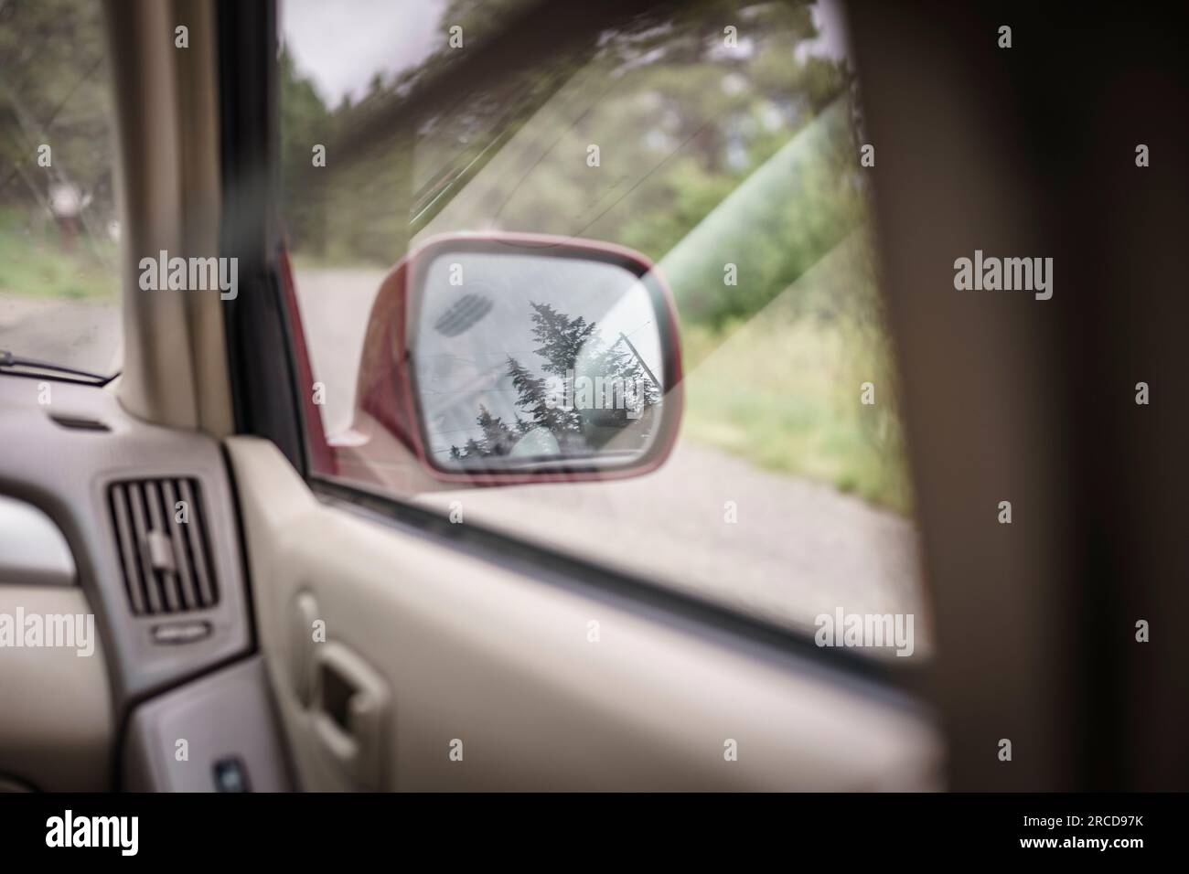 Autospiegel - Auto Rückspiegel mit Orangen, roten Sonnenuntergang und  Strandwache mit Palmen als Silhouette in der Reflexion Stockfotografie -  Alamy
