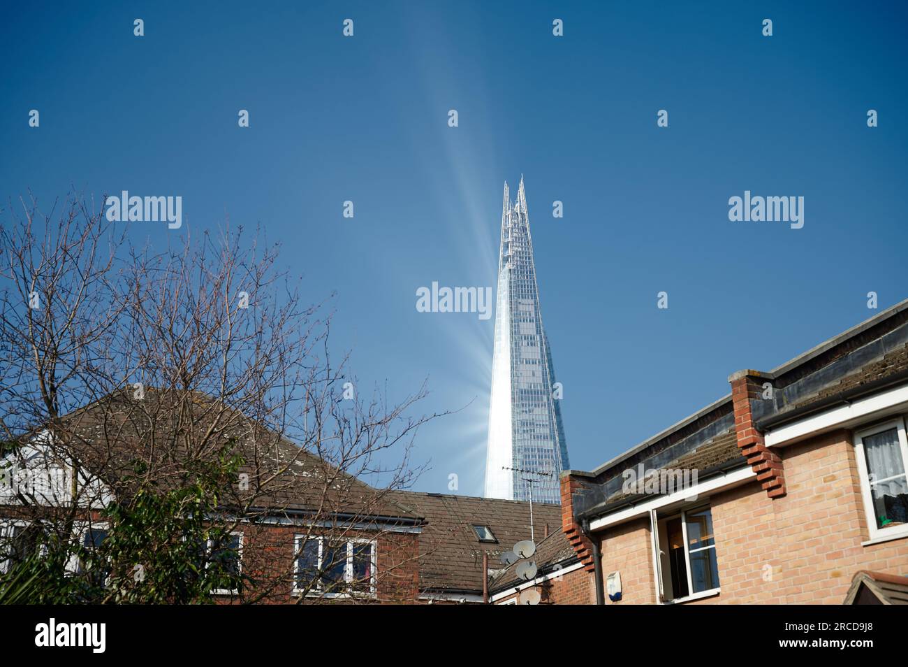 Wolkenkratzer aus Glas hinter Ziegelhäusern Stockfoto