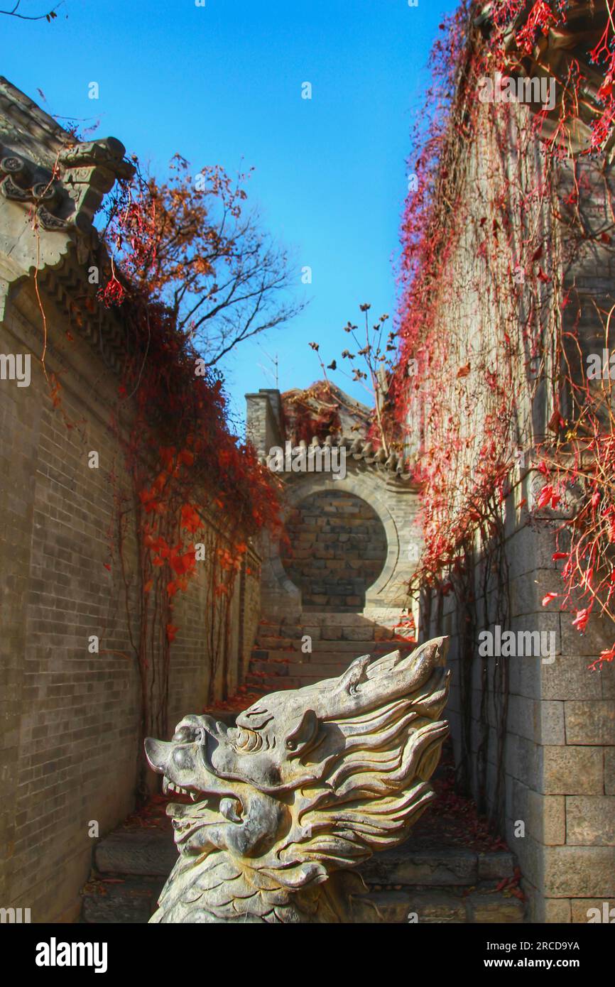 Begeben Sie sich in eine Welt des Charmes, während Sie durch die wunderschönen traditionellen Straßen von China schlendern, umgeben von einem sonnigen blauen Himmel unter der Sonne. Stockfoto