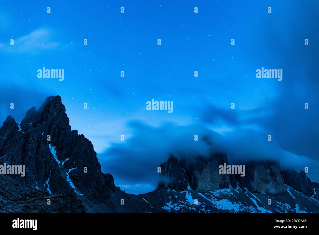 Sternennacht über Monte Paterno und Tre Cime di Lavaredo, Dolomiten Stockfoto