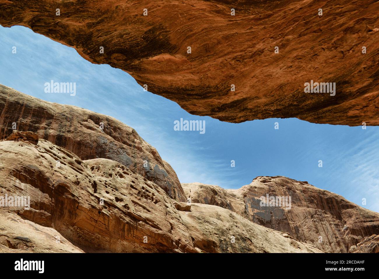 Ein Überhang neben einer Canyon-Wand erzeugt einen Himmelsplitter Stockfoto