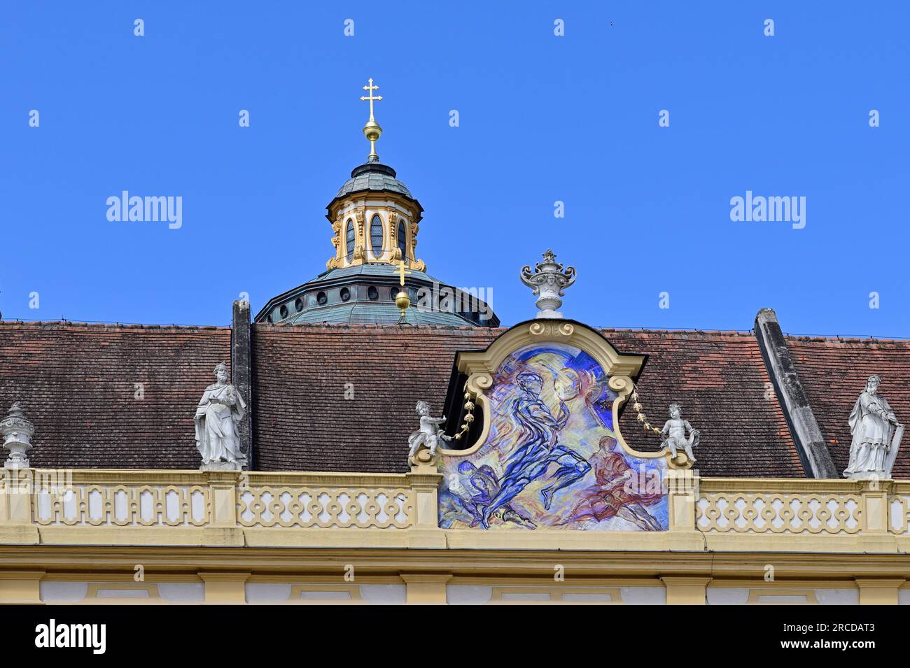 Melk, Wachau, Niederösterreich, Österreich. 06. Juli 2023. Barocke Gemälde auf den zentralen Giebeln der Melk Abbey. Kardinaltugend Sapientia (Weisheit) Stockfoto