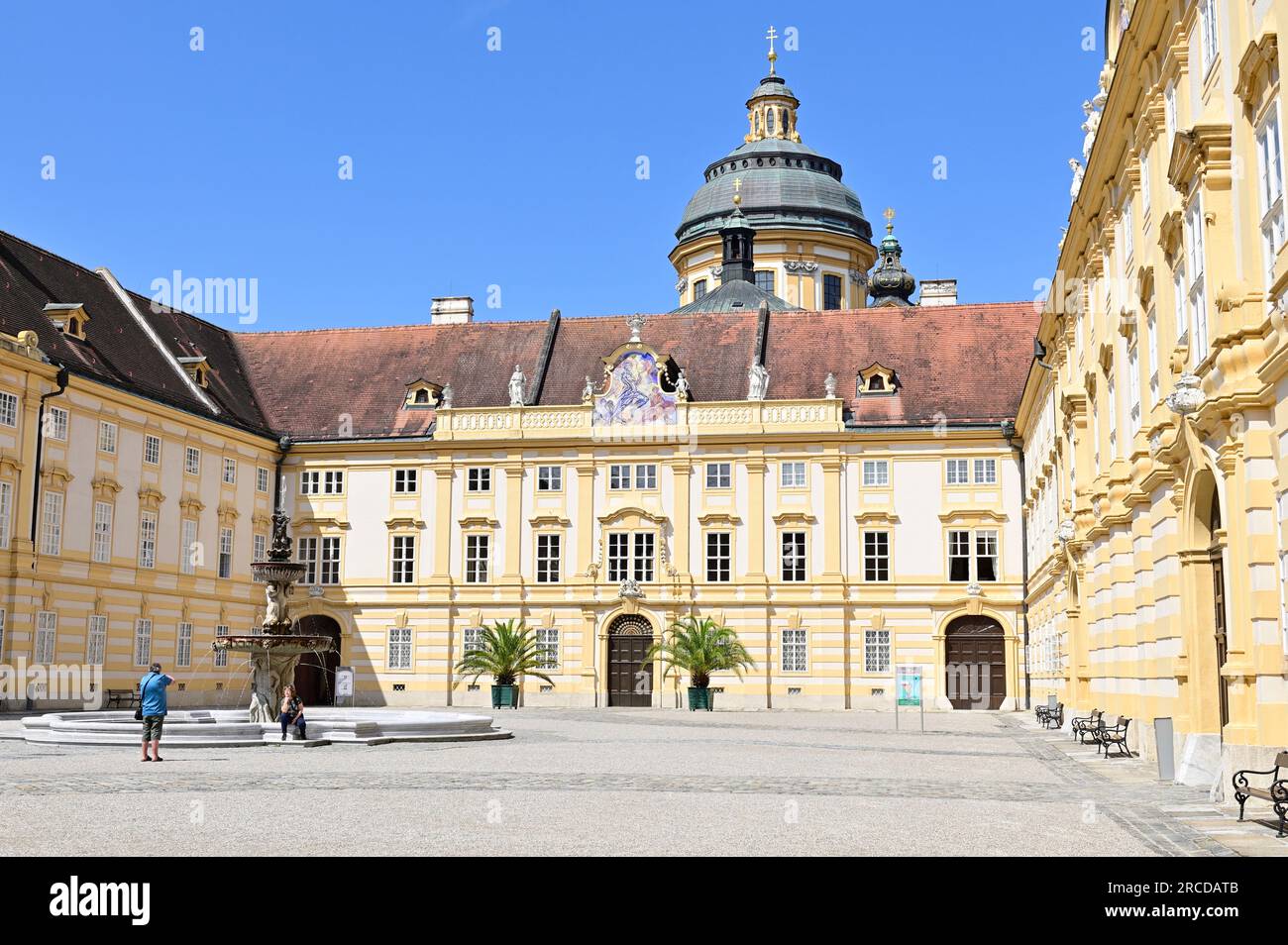 Melk, Wachau, Niederösterreich, Österreich. 06. Juli 2023. Barocke Gemälde auf den zentralen Giebeln der Melk Abbey. Barocke Gemälde Stockfoto