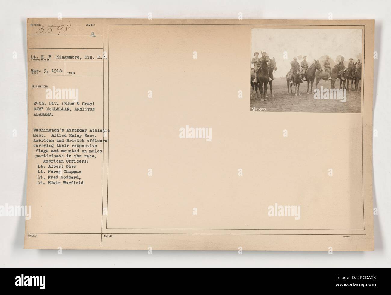 Amerikanische und britische Offiziere, die an einem Allied Relay Race während des Washington's Birthday Athletic Meet in Camp McClellan, Anniston, Alabama, teilnehmen. Die Offiziere tragen ihre jeweiligen ausgestellten Flaggen und sind an Maultieren befestigt. Zu den amerikanischen Offizieren gehören LT. Albert Ober, LT. Percy Chapman, LT. PRED Goddard und LT. Edwin Warfield. Stockfoto