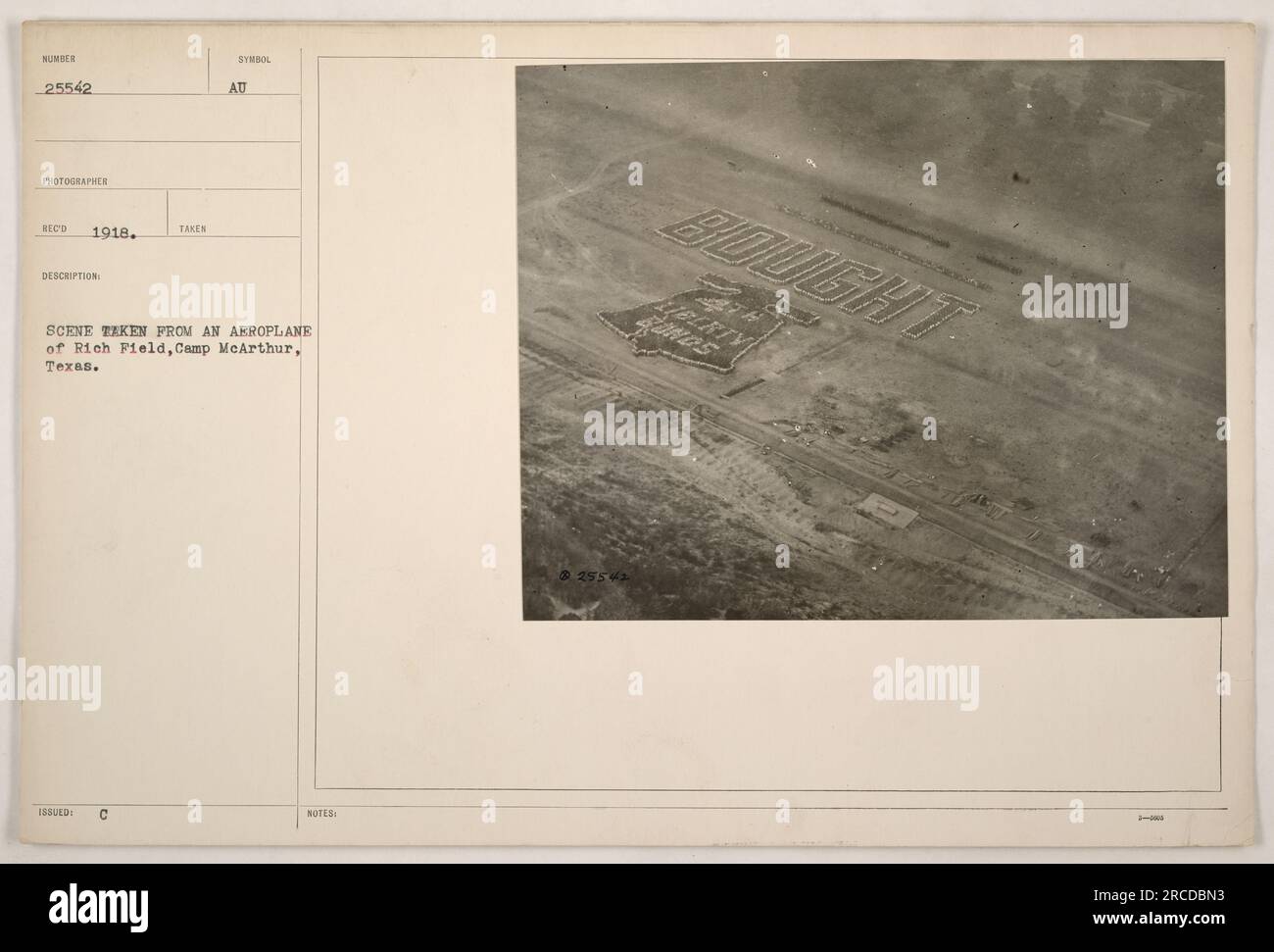 Luftfoto aufgenommen 1918 von einem Flugzeug, das über Rich Field, Camp McArthur, Texas fliegt. Dieses Bild zeigt eine symbolische Darstellung der unten dargestellten Szene, die die militärischen Aktivitäten während des Ersten Weltkriegs erfasst. Das Foto hat die Nummer 25542 und wurde von einem Fotografen des Kriegsministeriums namens RECO aufgenommen. Stockfoto