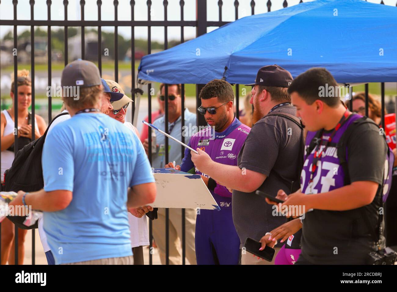 ATLANTA, GA - JULY 09: Bubba Wallace (#23 23XI Racing Leidos Toyota) signs an autograph before the NASCAR Cup Series Quaker State 400 on July 9, 2023 at Atlanta Motor Speedway in Atlanta, GA. (Photo by Chris McDill/Icon Sportswire) (Icon Sportswire via AP Images) Stockfoto