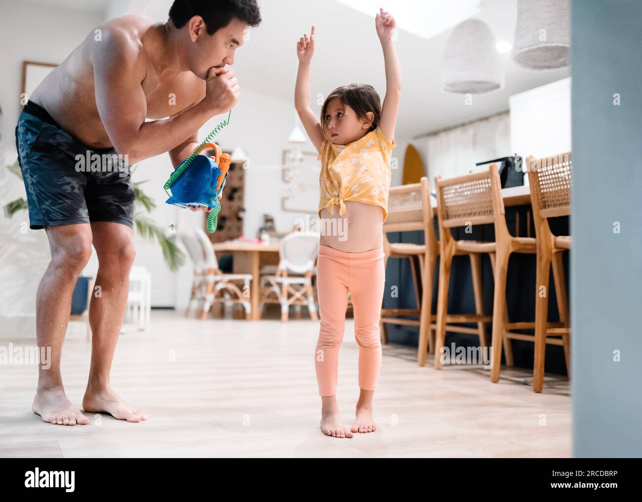 Tochter tanzt zu Papa singt Stockfoto