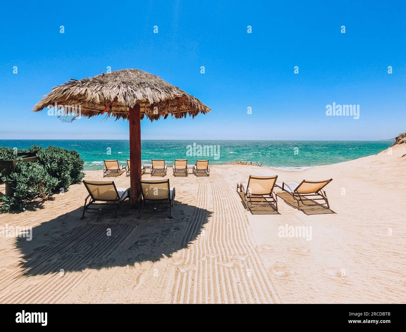 Eine Reihe von Stühlen am Strand in mexiko Stockfoto