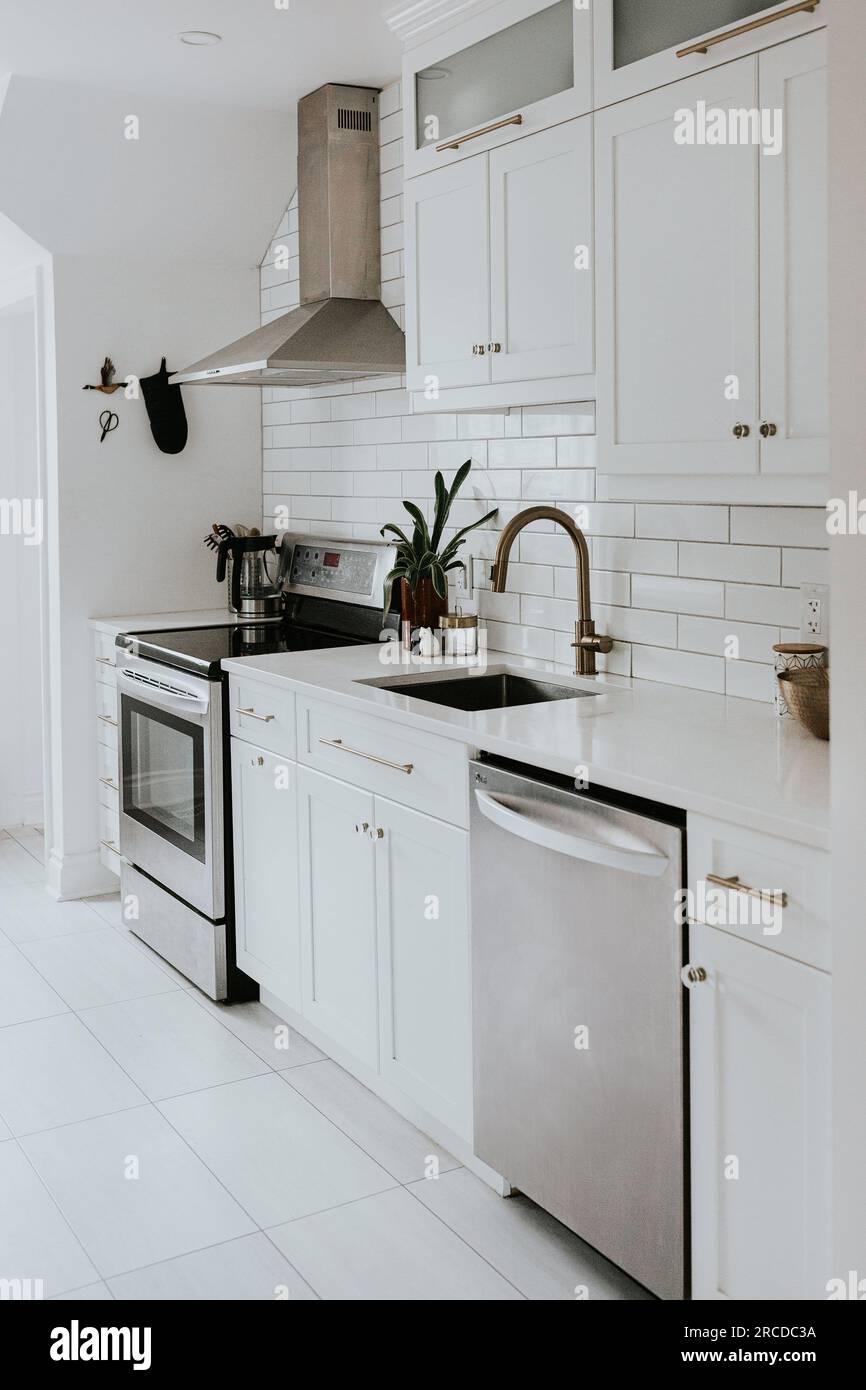 Weißes Interieur im Küchendesign Stockfoto
