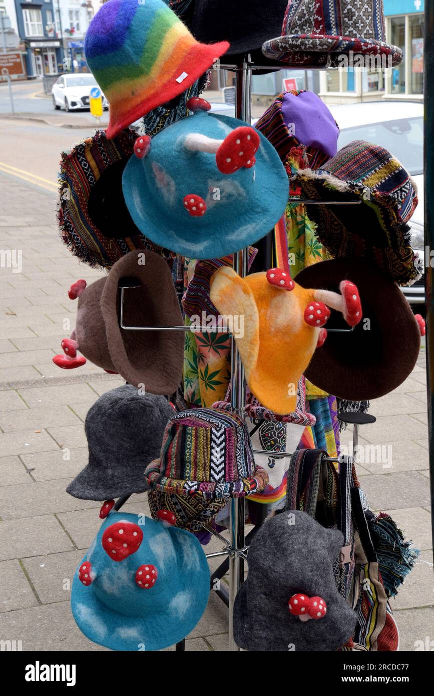 Vor einem Kunsthandwerksladen in Porthmadog, Nordwales, gibt es eine Vielzahl von handgefertigten farbenfrohen Novelzhüten mit Totenhockern Stockfoto