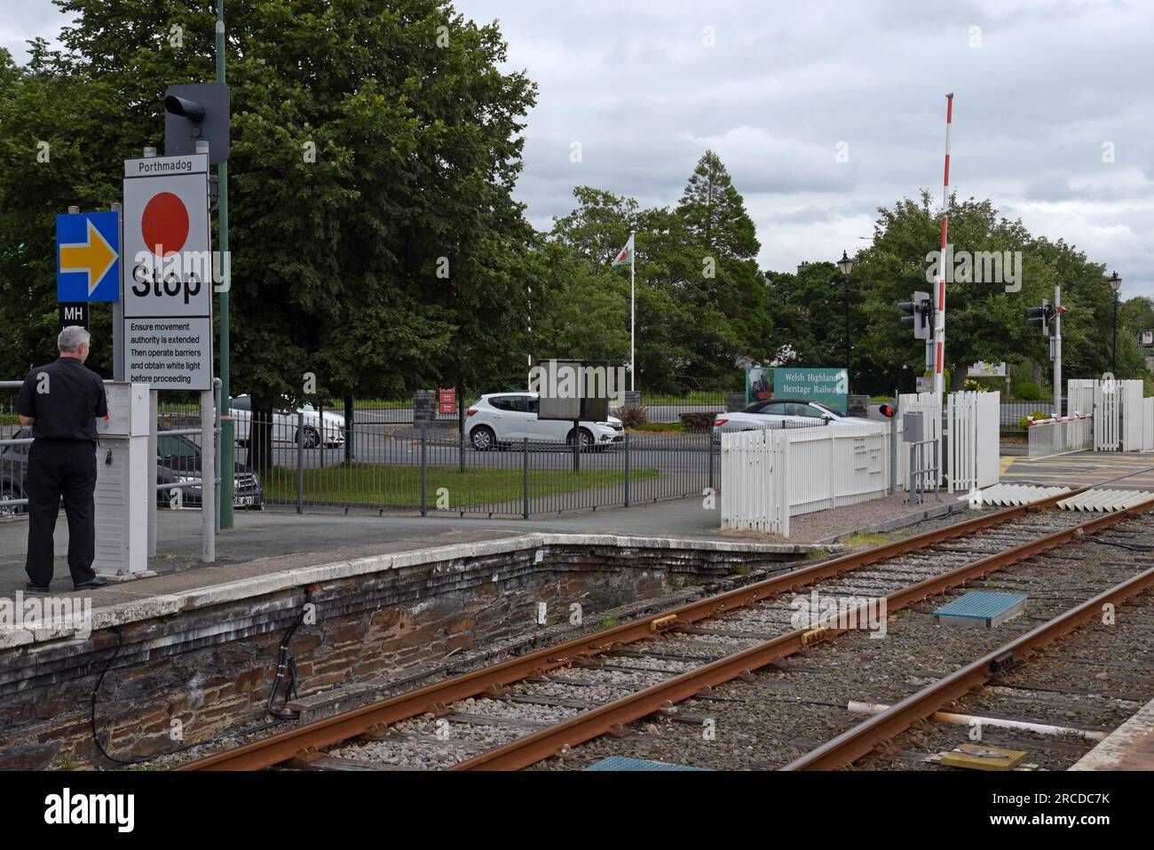 A Transport for Wales Zugführer, Ausrüstung für die Genehmigung von Bahnübergängen in Porthmadog Station, Gwynedd, Wales, Juli 2023 Stockfoto