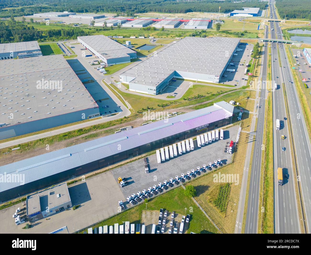 Luftaufnahme des Logistikparks mit Lagerhaus, Ladungsstelle an Stockfoto