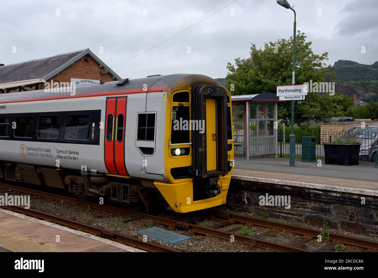 A Transport for Wales Zug am Bahnhof Porthmadog, Gwynedd, Wales, Juli 2023 Stockfoto