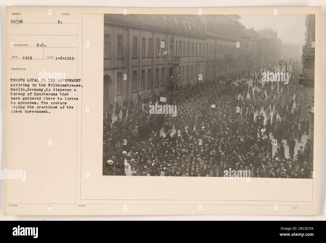 Regierungsloyale Truppen kamen in der Wilhelmstraße in Berlin an, um eine Menge Spartaker zu zerstreuen, die sich versammelten, um Reden zu hören. In den Reden wurde für den Sturz der Regierung Ebert plädiert. Dieses Foto, Nummer 50738, wurde von S.C. aufgenommen Eco in 1919, nimmt die Szene auf. Stockfoto