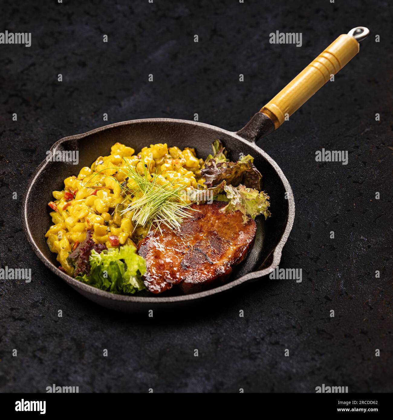 Gebratenes Schweinefilet, saftiges und saftiges im Ofen gebackenes Stück Fleisch, garniert mit hausgemachter Nudeln Stockfoto