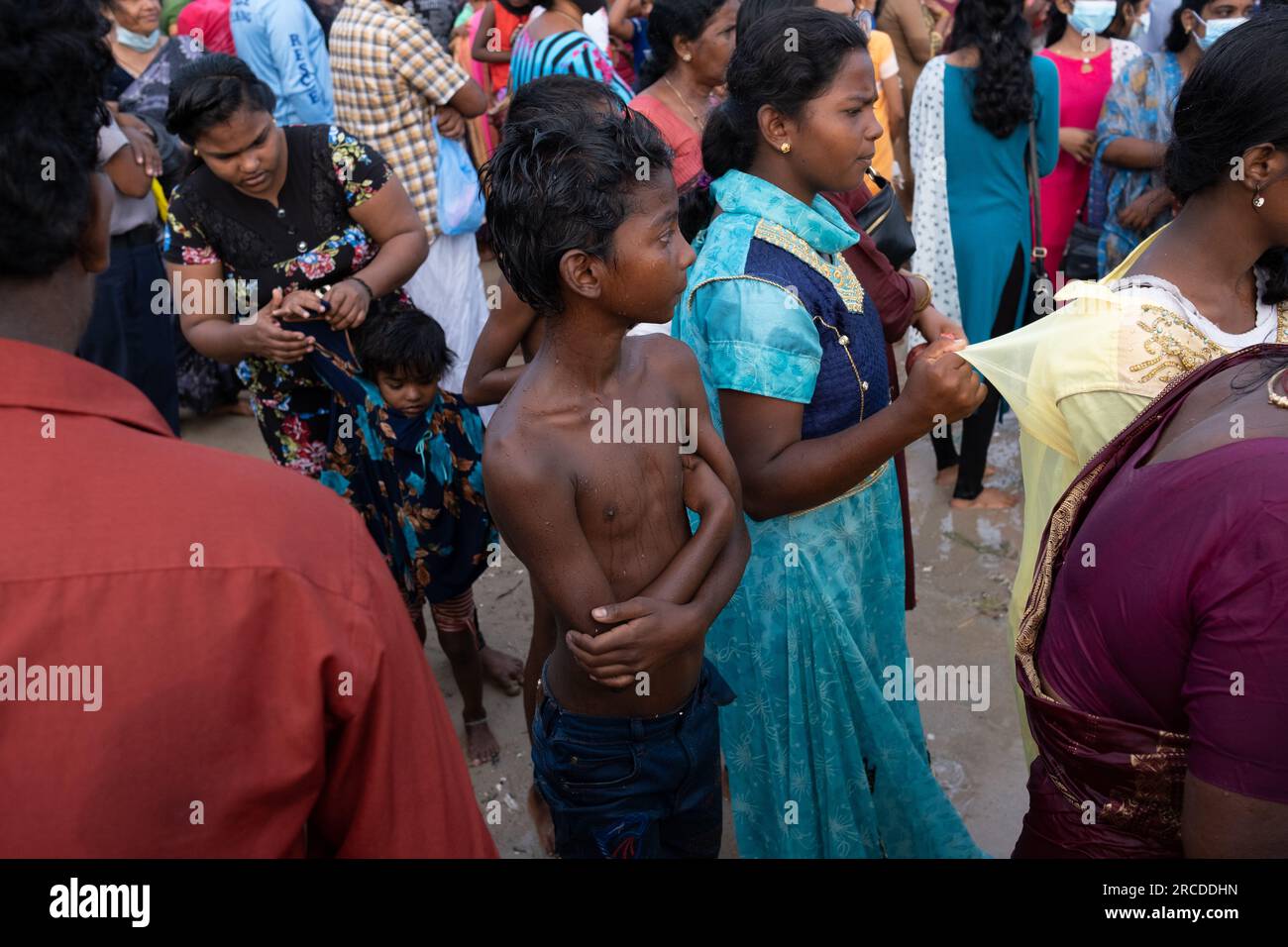 Hinduistische Pilger am Strand in Trincomalee, Sri Lanka Stockfoto