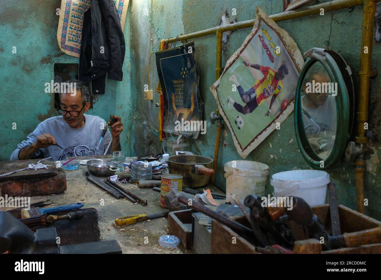 Ein Arbeiter in einem kleinen Laden in der Medina von Tunis, Tunesien Stockfoto