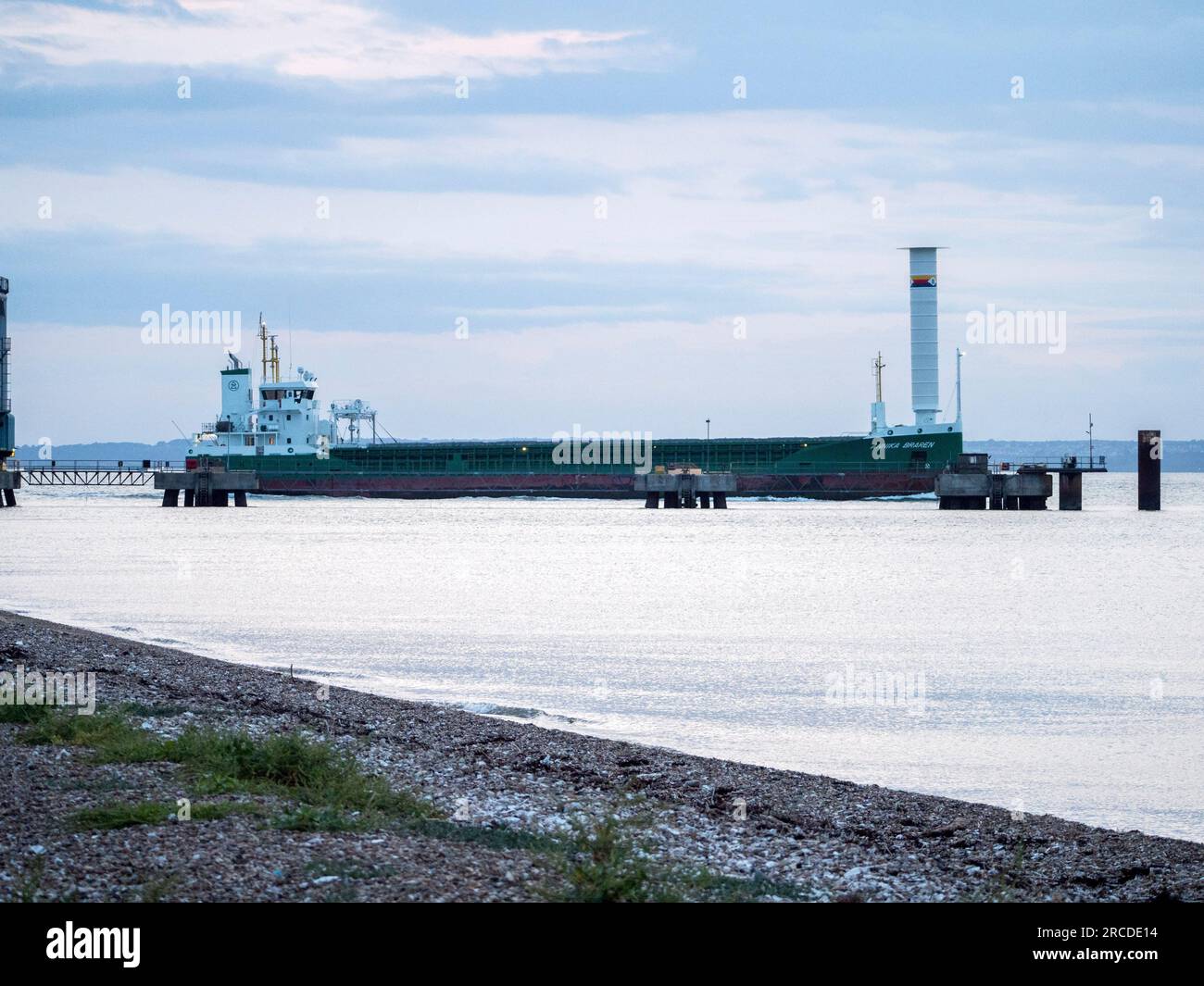 Sheerness, Kent, Großbritannien. 13. Juli 2023. Das innovative Windschiff Annika Braren hat heute Abend Sheerness, Kent, verlassen. Das Schiff wurde im Rahmen des vom Europäischen Fonds für regionale Entwicklung finanzierten Projekts „Wind Assisted Ship Propulsion“ (WASP) mit einer Flettner-Rotorsäule am Bug nachgerüstet, bei dem kürzlich festgestellt wurde, dass derartige Ergänzungen zu einer Kraftstoffeinsparung von 10 % für die gewerbliche Schifffahrt führen könnten. Der Rotor wird mit dem Motor gekoppelt, um Kraftstoff zu sparen oder das Schiff schneller anzutreiben. Kredit: James Bell/Alamy Live News Stockfoto