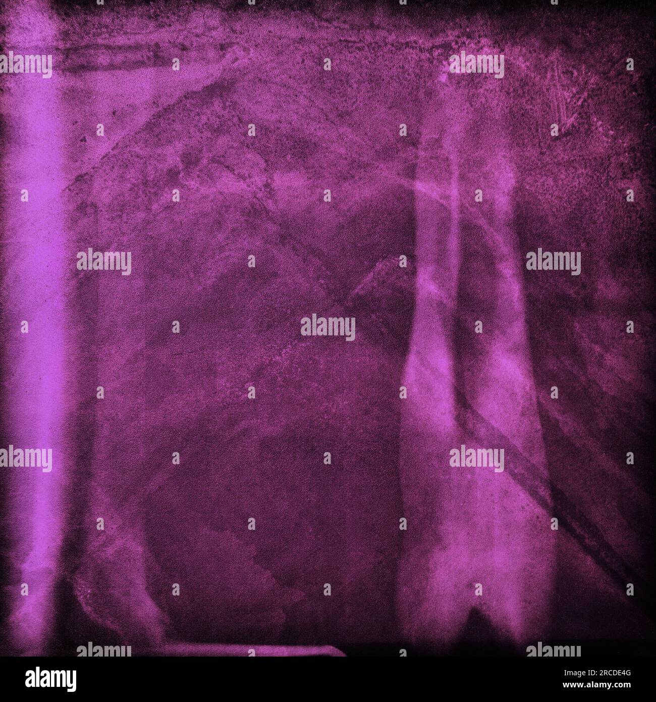 Digital erzeugtes Bild einer grob verbrannten violetten Textur Stockfoto