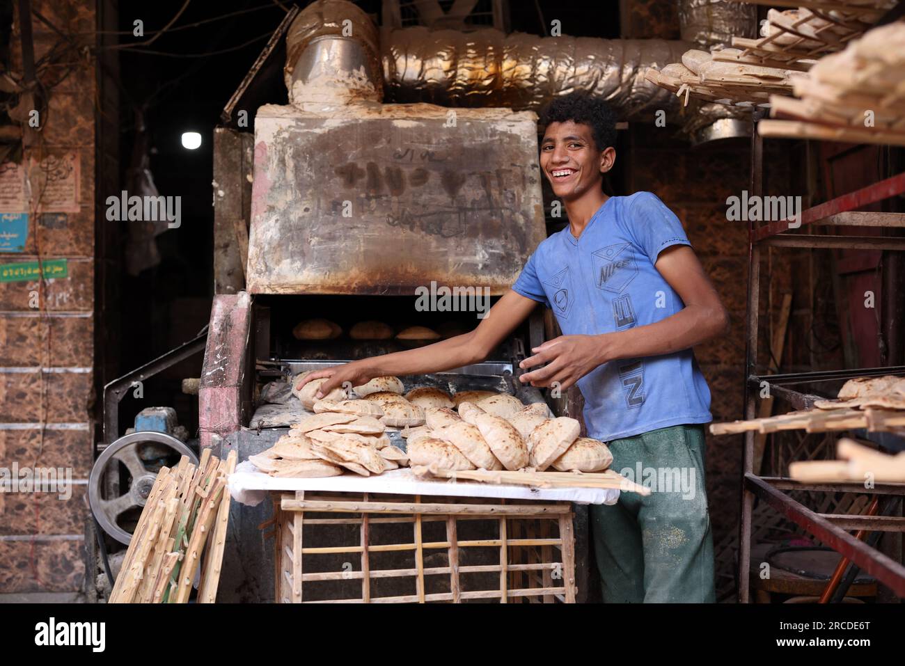 Ein junger Mann backt Brot in Kairo, Ägypten Stockfoto