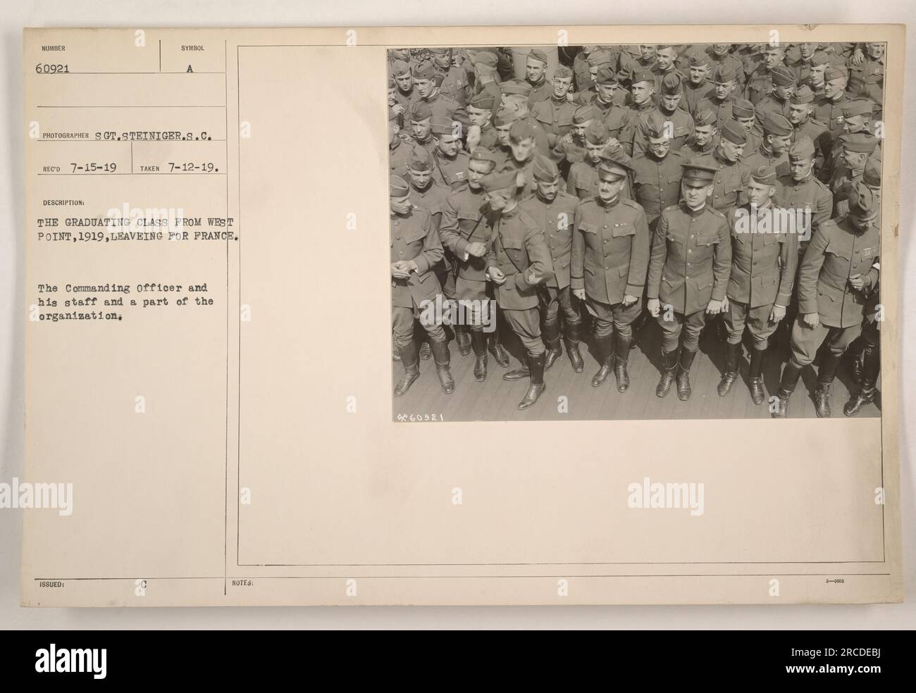 Das Foto zeigt die Absolventen von West Point im Jahr 1919, die nach Frankreich abreisen. Der kommandierende Offizier, seine Mitarbeiter und ein Teil des Unternehmens sind auf dem Bild zu sehen. Das Foto wurde am 12. Juli 1919 vom Fotografen S.C. aufgenommen Steiniger und wurde unter dem Beschreibungssymbol MINDER 60921 FOTOGRAF SOT ausgestellt. RECO 7-15-19 GENOMMEN 7-12-19. Stockfoto