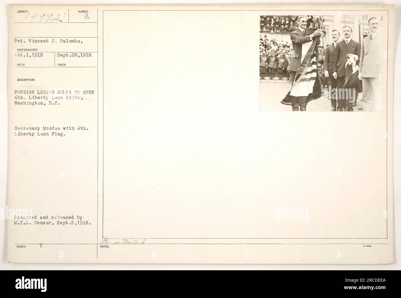 Soldier Pvt. Vincent J. Palumbo, ein Fotograf, machte dieses Foto am 1. Oktober 1918. Es zeigt, dass die ausländische Legion dabei hilft, den 4. Liberty Loan Drive in Washington, D.C. zu eröffnen Minister McAdoo hält die Liberty Loan Flag von 4. Das Foto wurde zensiert und vom M.I.D. veröffentlicht Zensor am 5. September 1918. Stockfoto
