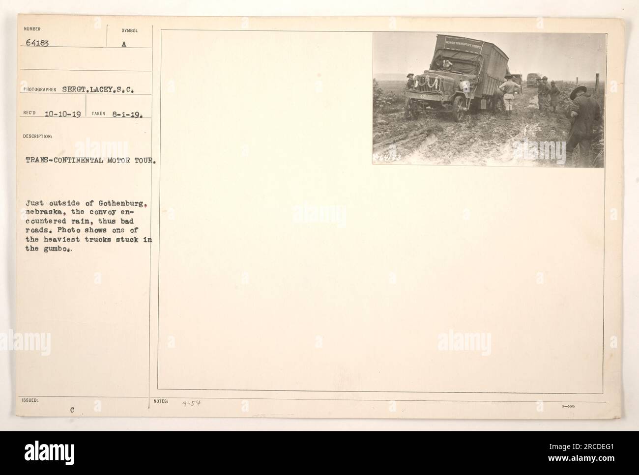 Ein großer Lkw im Konvoi der Trans-Continental Motor Tour steckt in schlammigem Gelände außerhalb von Göteborg, Nebraska, fest. Das Foto zeigt die Schwierigkeiten, auf die der Konvoi aufgrund von starkem Regen und schlechten Straßenbedingungen trifft. Aufgenommen am 1. August 1919 von Sergeant Lacey, zeigt es einen der schwersten Lastwagen, die im Gumbo (schlammigen Boden) kämpfen. Stockfoto