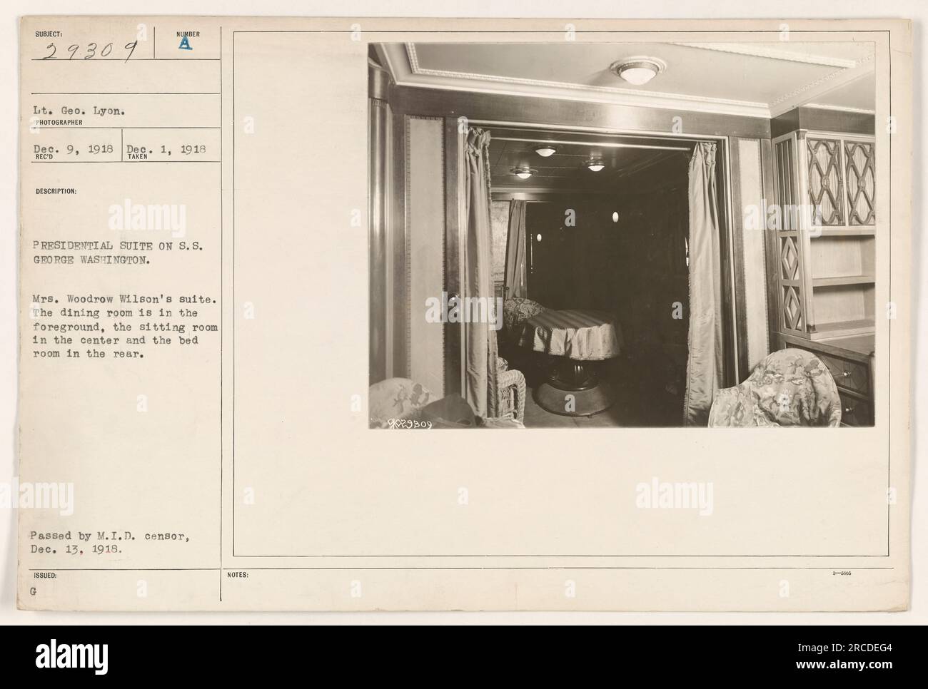 Recto von Foto 111-SC-29309 zeigt Mrs. Woodrow Wilsons Suite, bekannt als Präsidentensuite, auf der S.S. George Washington. Aufgenommen am 1. Dezember 1918 von LT. Geo Lyon, das Foto zeigt das Esszimmer im Vordergrund, das Wohnzimmer in der Mitte und das Schlafzimmer im hinteren Teil. Das Bild wurde am 13. Dezember 1918 vom M.I.D.-Zensor gelöscht. Stockfoto