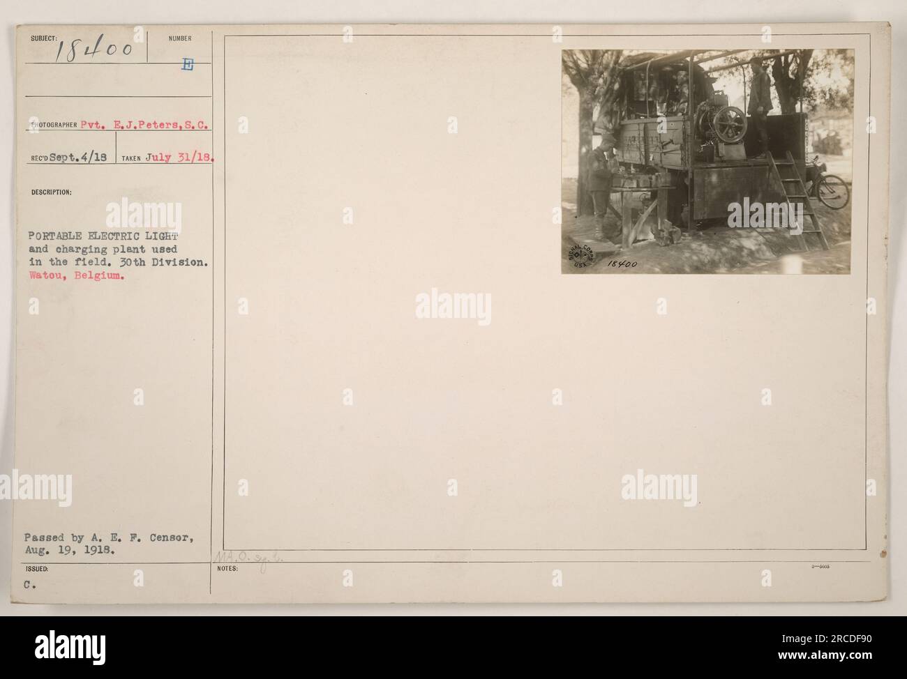 C.E Tragbare elektrische Licht- und Ladeanlage, die während des Ersten Weltkriegs von der 30. Division in Watou, Belgien, im Einsatz war. Foto aufgenommen von Gefreiter E.J. Peters am 31. Juli 1918, ausgestellt als 111-SC-18400. Genehmigt von A.E.F. Zensor am 19. August 1918. Stockfoto