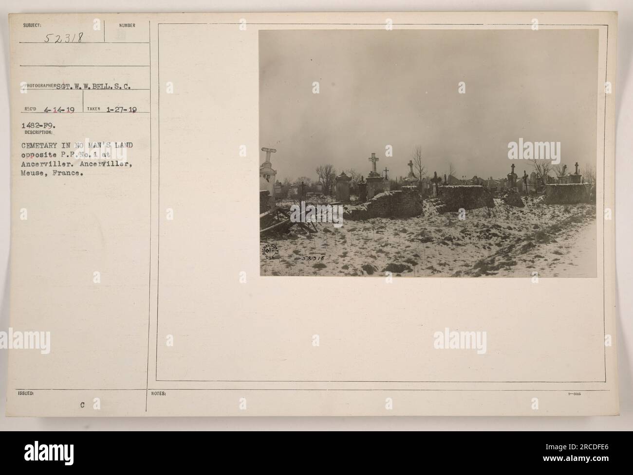Dieses Foto zeigt einen Friedhof im No man's Land, gegenüber der P.P. No. 1 in Ancerviller in Mause, Frankreich. Das Bild wurde vom Fotografen T. W. Bell am 27. Januar 1919 aufgenommen. Der Friedhof kann als Teil der vom Krieg betroffenen Landschaft betrachtet werden und dient als düstere Erinnerung an den Konflikt. Stockfoto