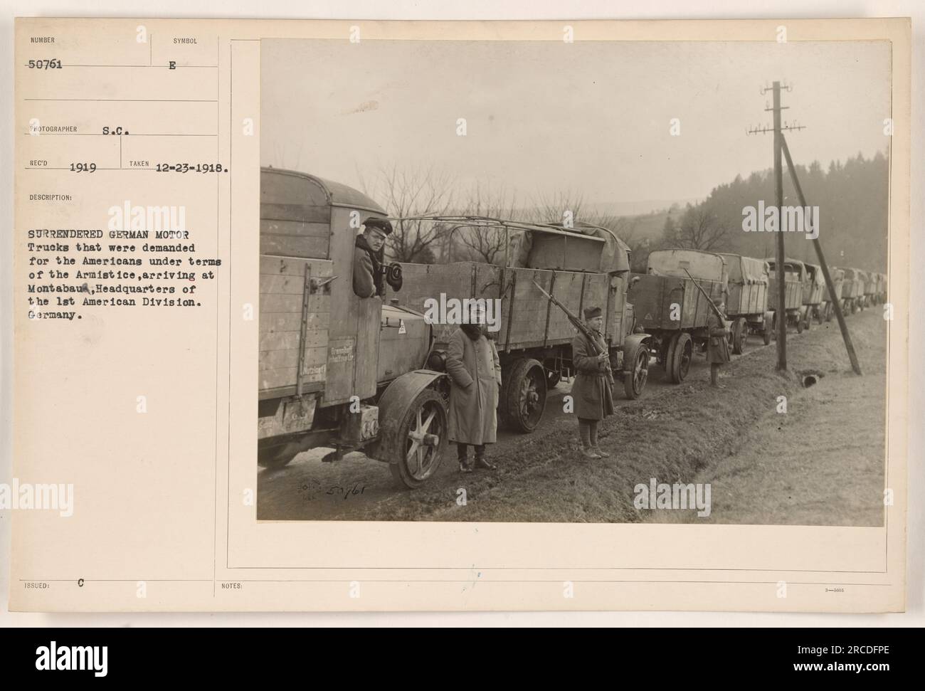 Deutsche Lastwagen haben sich den Amerikanern ergeben, als sie in Montabaur ankamen, dem Hauptsitz der 1. Amerikanischen Division in Deutschland. Dieses Foto wurde am 23. Dezember 1918 aufgenommen. Beachten Sie, dass der Name des Fotografen S.C. lautet und dass das Bild in 1919 empfangen wurde. Stockfoto