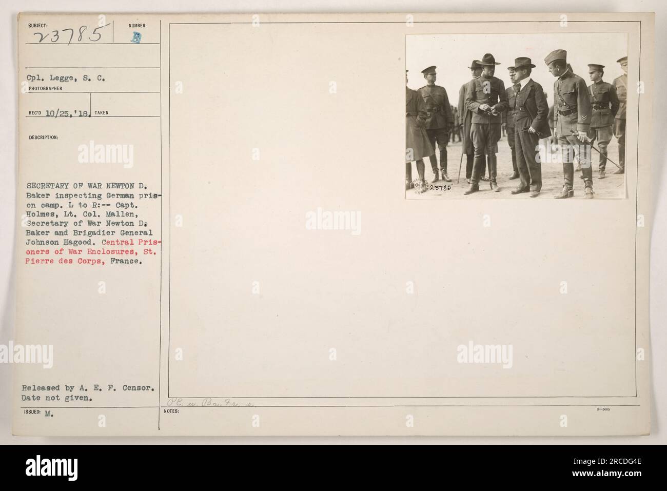 Deutsche Kriegsgefangene werden von Kriegsminister Newton D. Baker inspiziert, zusammen mit Captain Holmes, Oberstleutnant Mallen und Brigadegeneral Johnson Hagood. Das Foto wurde in den Zentralgefangenen der Kriegsgehege in St. Pierre des Corps, Frankreich. Das Datum des Fotos ist unbekannt. Stockfoto