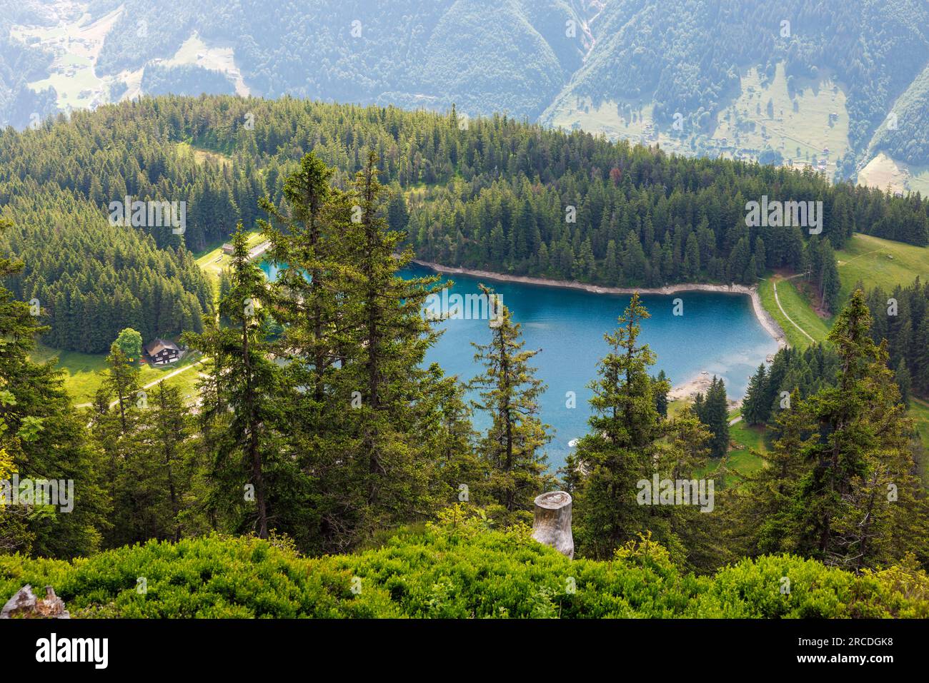 Bergsee Arnisee in den Urner Alpen von oben gesehen Stockfoto