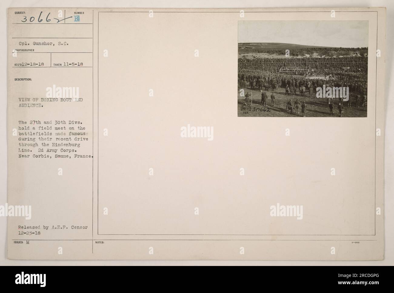 Untertitel: "Soldaten der 27. Und 30. Division nehmen an einem Boxkampf Teil, während das Publikum zusieht. Der Boxkampf fand auf den Schlachtfeldern der Hindenburg Line in Corbie, Somme, Frankreich statt. Aufgenommen am 5. November 1918. Stockfoto