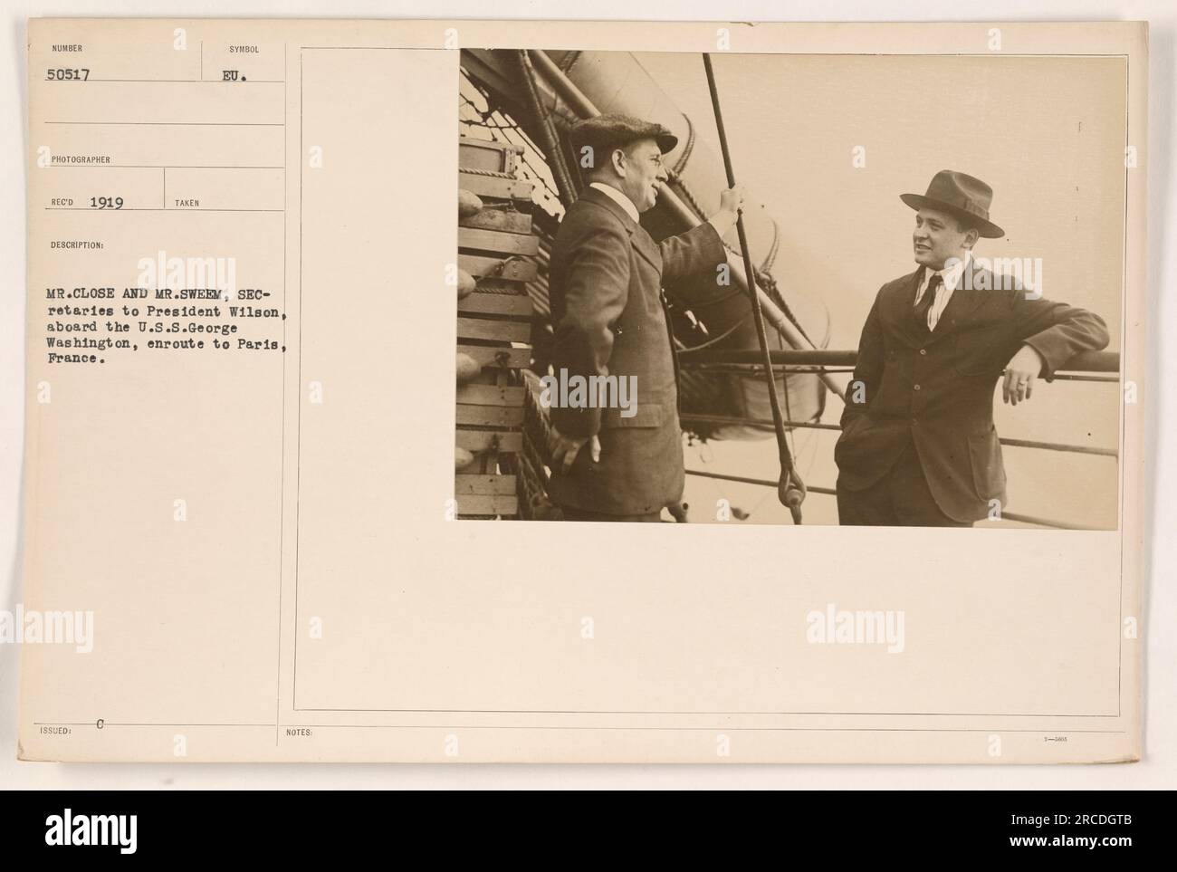 Mr. Close und Mr. Sweem, Sekretärinnen von Präsident Wilson, fotografiert an Bord der U.S.S. George Washington auf ihrer Reise nach Paris im Jahr 1919, um an den Friedensverhandlungen teilzunehmen. Das Foto wurde von einem Sumber 50517-Fotografen aufgenommen. Stockfoto