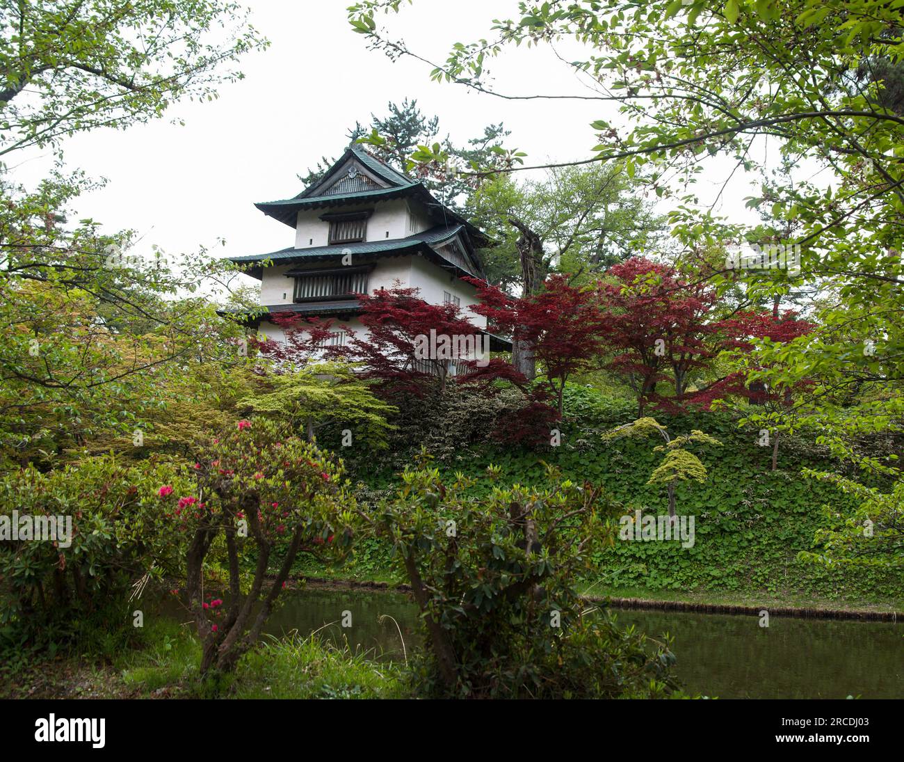 Blick auf die Burg Hirosaki über dem Wassergraben in Japan während der Gartenwoche Stockfoto