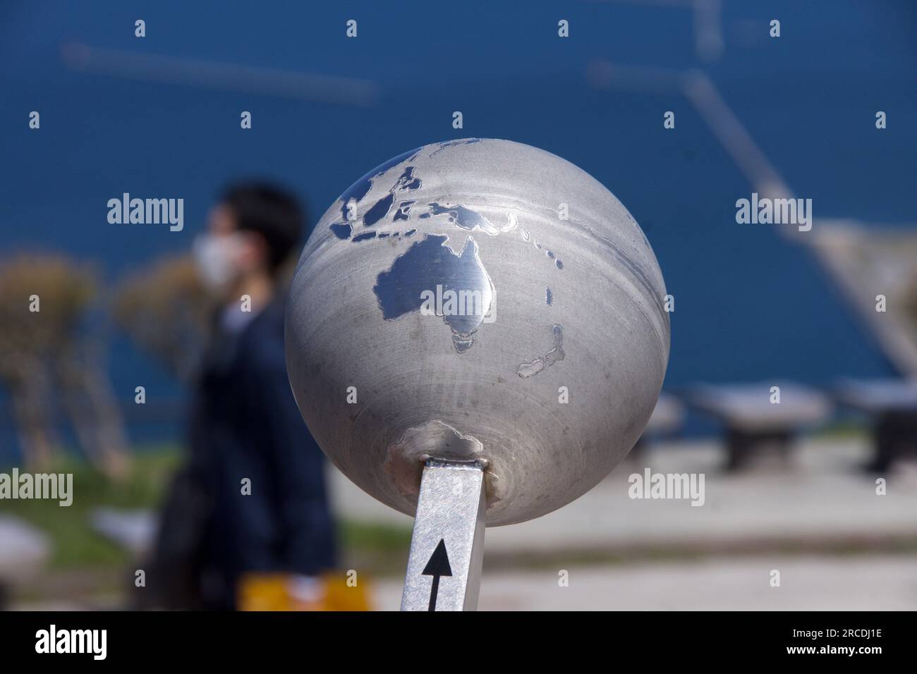 Metallic Globe zeigt Australien auf Hakodate in Japan Stockfoto
