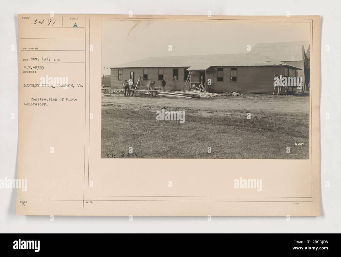 Bau eines Fotolabors am Langley Field in Hampton, Virginia während des 1. Weltkriegs Das Foto mit der Bezeichnung "111-SC-3491" wurde im November 1917 um 10 Uhr von einem Fotografen empfangen Das Bild zeigt den laufenden Bau des Fotolabors, wobei „3491“ und „H329“ die zugehörigen Kennungen sind. Stockfoto