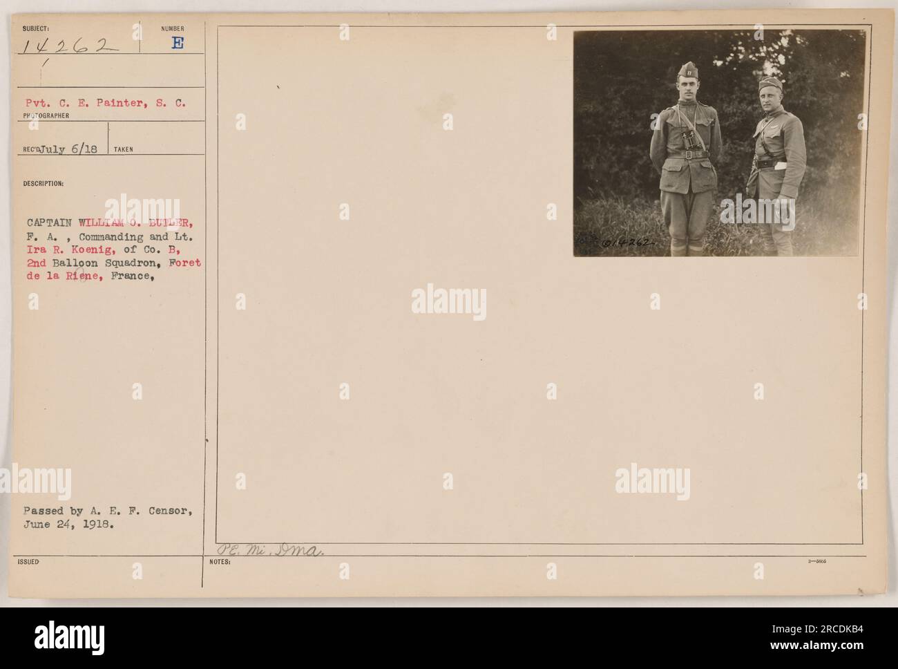 Bildunterschrift: Pvt. C. E. Painter, S.C., aufgenommen in einem Foto, das am 6. Juli 1918 aufgenommen wurde. Das Foto zeigt Captain William O. Butler, F.A., Kommandant, und LT. Ira R. Koenig von Co B, 2. Geschwader, in Foret de la Riene, Frankreich. Das Bild wurde von der A.E.F. Zensor am 24. Juni 1918. (Hinweise: 14262, RECO, 2-906) Stockfoto