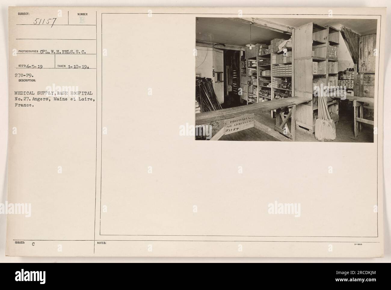 Lager für medizinische Versorgung im Basiskrankenhaus Nr. 27 in Angers, Maine et Loire, Frankreich. Dieses Foto wurde am 10. Januar 1919 von CPL W.H. Fels aufgenommen. Das Bild zeigt verschiedene medizinische Hilfsgüter, die ordentlich in Regalen angeordnet sind. Hinweise weisen auf die effiziente Organisation und fehlende Einweisungen im Krankenhaus hin. Stockfoto
