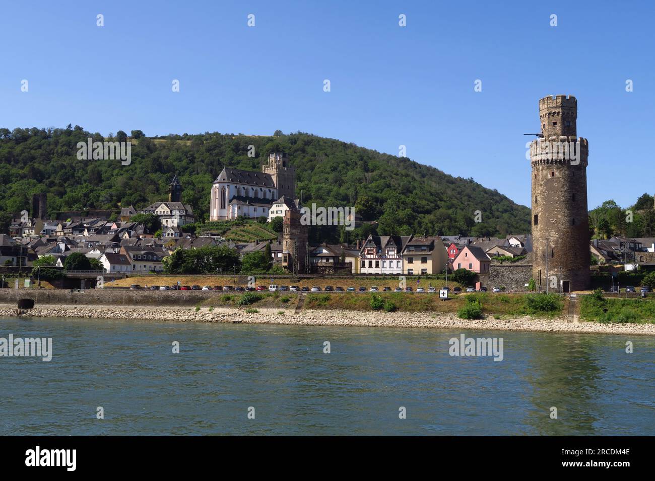 Die Stadt Oberwesel liegt am Westufer des Rheins. Die Kirche St. Martin befindet sich im Hintergrund mit einem Aussichtsturm, der im Fo sichtbar ist Stockfoto